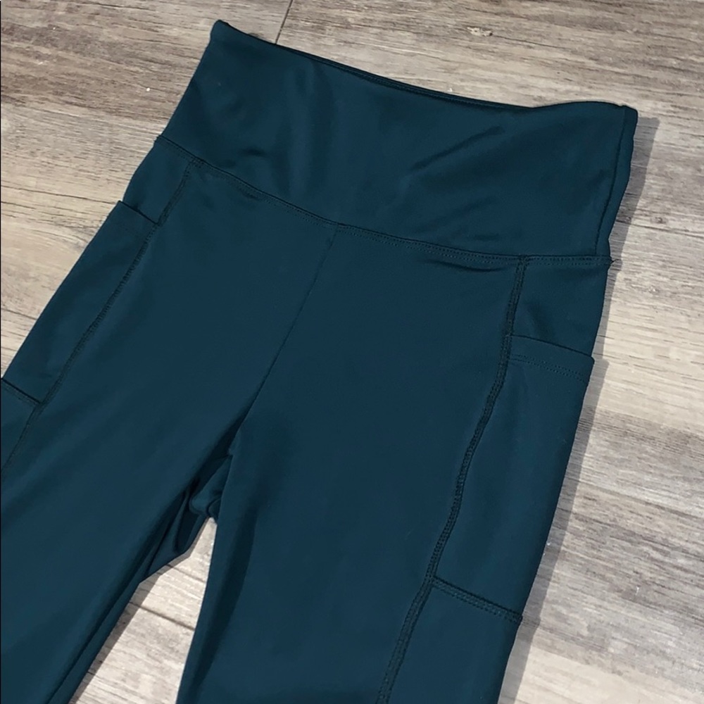 Green spandex active leggings with side pockets